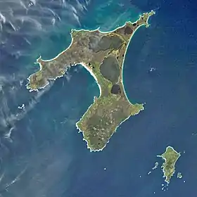 Photographie aérienne en couleur montrant une grande île et une petite île au sud-est