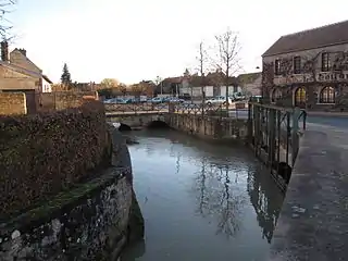 Douves et vanne au départ de l'ancien lit du Loing,Boulevard de la République.