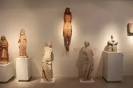Salle médiévale : Christ en tilleul polychrome accompagné de deux anges dits " de Fontenay "