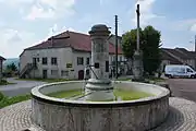 Châtillon, une des fontaines du village.