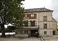 Entrée du restaurant au bord de la Seine.