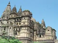 Le temple Chaturbhuj.