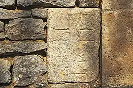 Croix templière sur la pierre de droite.