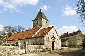 Église XIIe à porche XIXe.