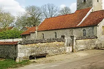 Mur d'enclos avec les pierres gravées de chaque côté.