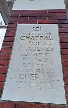 Plaque disposée à l'entrée de la ferme qui a remplacé le château de Chaulnes.