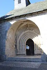 Le porche de l'église.