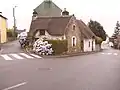 Chaumière dans le bourg de Riec-sur-Bélon.