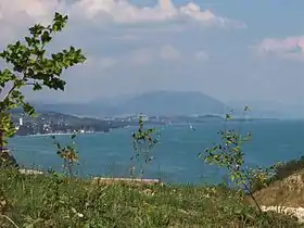 Vue du lac de Neuchâtel avec Chaumont en arrière-plan.