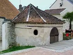 Ossuaire à Chaumontel, Val-d'Oise, France.