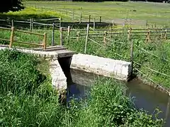 début de la déviation de l'Ysieux alimentant les douves du manoir du Preslay en mai 2011 à Chaumontel