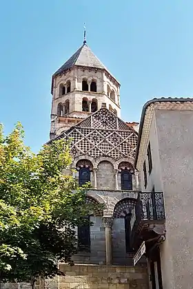 Pignon du transept et clocher octogonal.