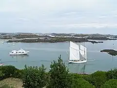 La bisquine La Granvillaise dans le Sound, vue de la Grande Île.