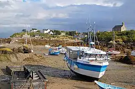 Vue de la principale zone d'échouage à l'est de la Grande Île avec, en arrière-plan, la cale, l'hôtel et la chapelle Notre-Dame.