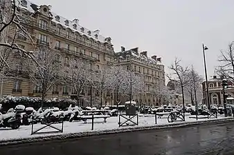 Chaussée sous la neige.