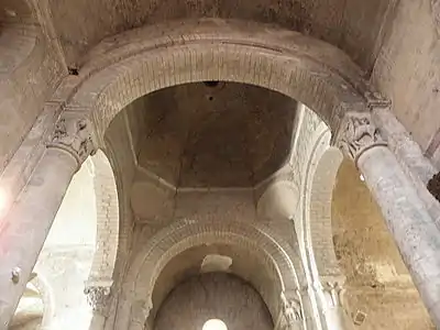 Croisée romane du transept et trompes supportant le clocher.