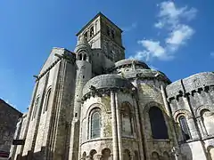 La collégiale Saint-Pierre (débutée au XIe siècle) est représentative de l'art roman.