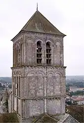 Le clocher de l'église Saint-Pierre vu du donjon de Gouzon.