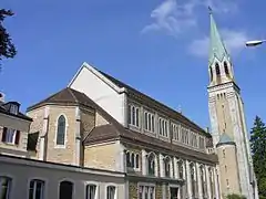 Église du Sacré-Cœur, consacrée en 1927 (style néo-gothique, vitraux, orgue Wolf-Giusto de 1927).