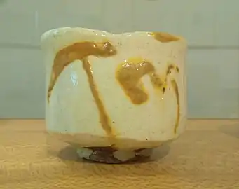 Coupe à thé (chawan) blanche à décor au pinceau, terre cuite glaçurée. XXe siècle. Musée Georges-Labit.