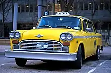 Un taxi New-Yorkais de couleur jaune.