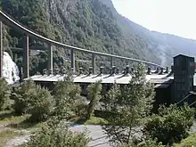 Vue de l'usine Péchiney de Chedde, surplombée par le viaduc autoroutier des Égratz. Au fond, on aperçoit la voie descendante en corniche.