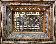 Un emboîtement de rectangles en dominante marron avec des inserts de motifs brillants, telles des étoiles. Le grand rectangle centrale est une marqueterie de miroirs.