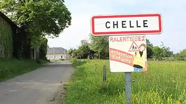 Entrée du village de Chelle.