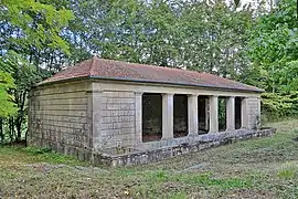 Le lavoir au bord de la RD 11.