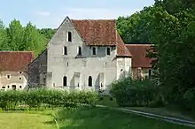 Photographie en couleurs d'une église à plusieurs étages.