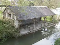 Vue d'un hangar ouvert sur un cours d'eau