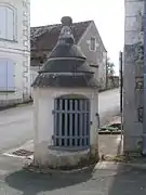  Vue d'une petite tourelle couverte en pierre et munie d'une porte grillagée
