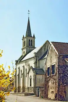 Abside et pignon découvert de l'église.