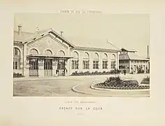 Le Bâtiment voyageurs vu de la cour, en 1863.