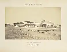 Bâtiment voyageurs, voies et quais en cours de finition, en 1863.