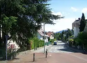 Le chemin de Montjay à Chambéry, traversant la colline par le centre.