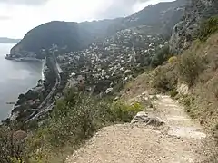 Èze-sur-Mer vu depuis le chemin de Nietzsche.