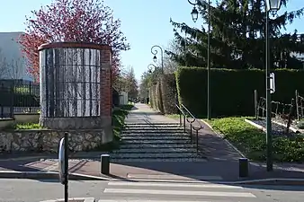 Chemin des Eaux avec, à gauche, l'un des édicules permettant le contrôle de l'aqueduc de l'Avre situé en dessous.