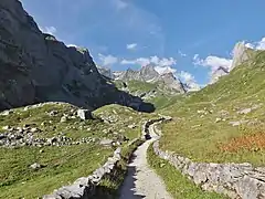 Le chemin des muletiers sur les hauteurs de Pralognan, ancienne « route du sel ».