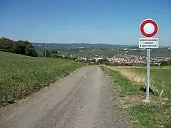 Panneau B0 avec panonceau M9z redondant « attention danger interdit à tout véhicules » (sic).