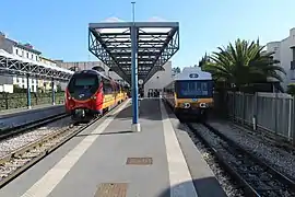 Un AMP à gauche en gare de Nice en compagnie de la rame Soulé.