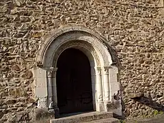 Le portail latéral de l'église Saint-Jacques.