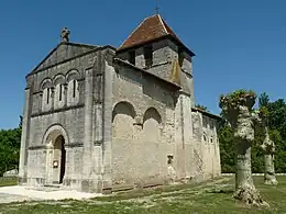 La façade et le clocher.