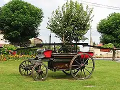 Pompe à bras exposée à Chenevières (France).