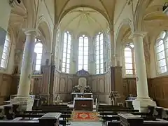 Le chœur et l'autel.