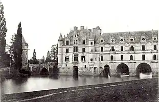 Photographie de la façade ouest par Gustave Le Gray en 1851.