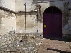 L'église Saint-Léger, avec une croix et un repère de nivellement.