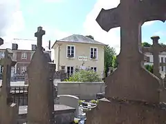 Le cimetière proche de l'église, avec la mairie en fond.