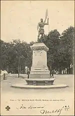 Statue de Jeanne d'Arc« Monument à Jeanne d’Arc à Mehun-sur-Yèvre », sur À nos grands hommes,« Monument à Jeanne d’Arc à Mehun-sur-Yèvre », sur e-monumen,(en) « Monument à Jeanne d’Arc à Mehun-sur-Yèvre », sur René et Peter van der Krogt