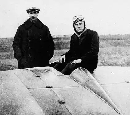 Korolev dans le cockpit d'un planeur BICh-8 et Boris Tcheranovski